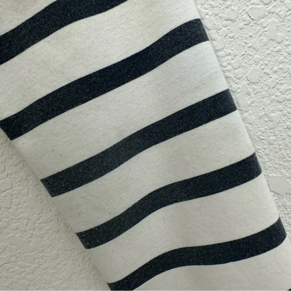 Tuckernuck Pomander Place Striped
Evie Swing Sweatshirt - One Size - Picture 8 of 15